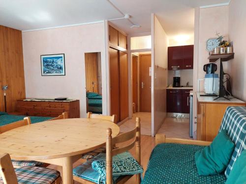 Il dispose d'une cuisine et d'un salon avec une table et un canapé. dans l'établissement Studio pour 2 avec balcon, WiFi et parking à Brides-les-Bains - FR-1-512-226, à Brides-les-Bains