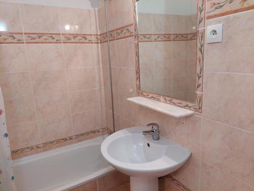 une salle de bain avec un lavabo et une douche avec un miroir dans l'établissement Studio pour 2 avec balcon, WiFi et parking à Brides-les-Bains - FR-1-512-226, à Brides-les-Bains