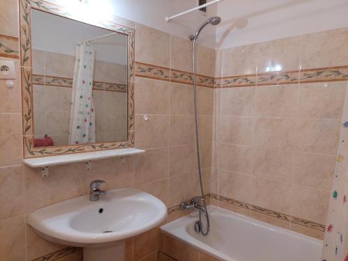 une salle de bain avec un lavabo, un miroir et une baignoire dans l'établissement Studio 2 Personnes, Centre Village, Wifi, Parking - FR-1-512-193, à Brides-les-Bains