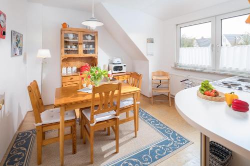 een keuken en eetkamer met een tafel en stoelen bij Himmelsrichtung in Norderney
