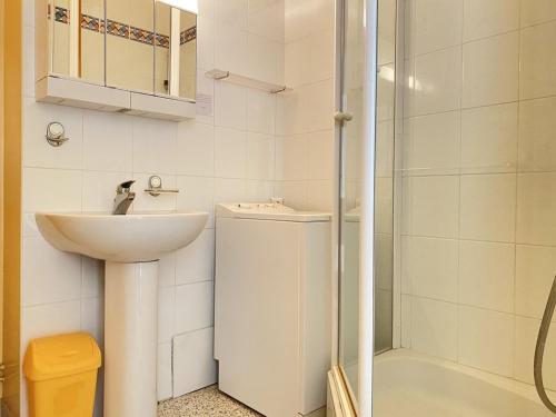 une salle de bain avec un lavabo et une douche dans l'établissement 441 - A ERQUY, en bordure de la très belle plage de CAROUAL 2km de sables fin, à Erquy