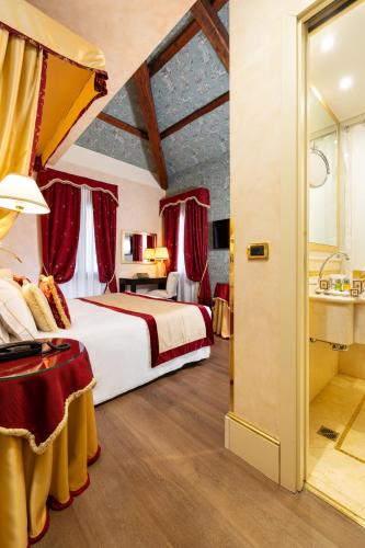 Postel nebo postele na pokoji v ubytování Hotel A La Commedia