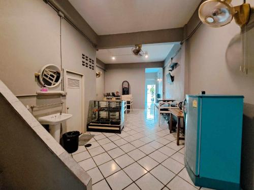 eine Küche und ein Esszimmer mit einem blauen Kühlschrank in der Unterkunft 8 SLEEPER STREET Guesthouse in Krabi