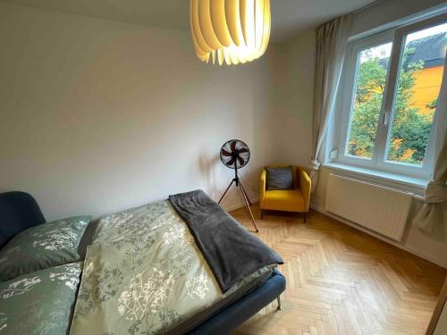 Schlafzimmer mit einem Bett, einem Ventilator und einem Fenster in der Unterkunft Studio Angelina im 3 OG 30 m² in Graz