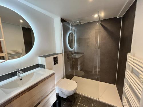 une salle de bain avec une douche, des toilettes et un lavabo dans l'établissement Studio cosy aux Gets, proche télécabines, balcon exposé Sud-Ouest, idéal pour 4 personnes - FR-1-671-63, aux Gets