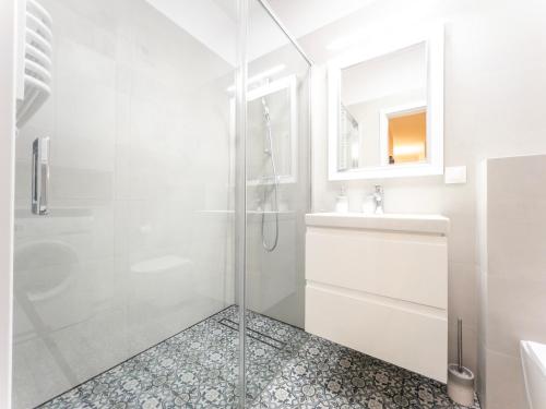 Kúpeľňa v ubytovaní Apartament z dwiema sypialniami + parking