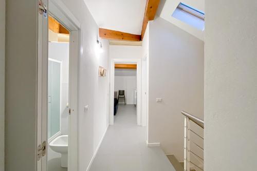 Łazienka z białymi ścianami i oknem dachowym w obiekcie [Affori] - Appartamento funzionale vicino metro w Mediolanie