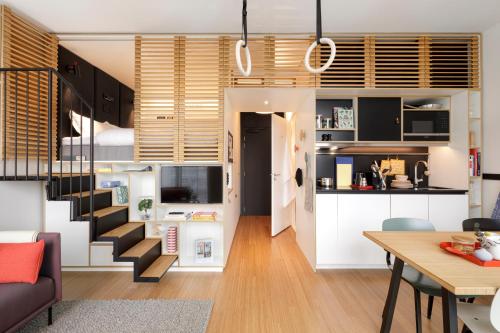 Apartamento pequeño con una escalera que conduce a un dormitorio. en Zoku Paris, en París