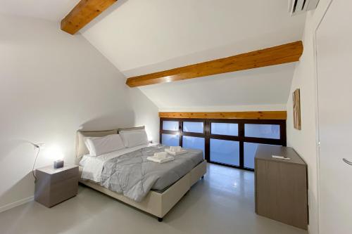 sypialnia z łóżkiem w pokoju z oknami w obiekcie [Affori] - Appartamento funzionale vicino metro w Mediolanie