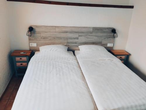 um quarto com duas camas e duas mesas de cabeceira em The Olive Mill em La Murada