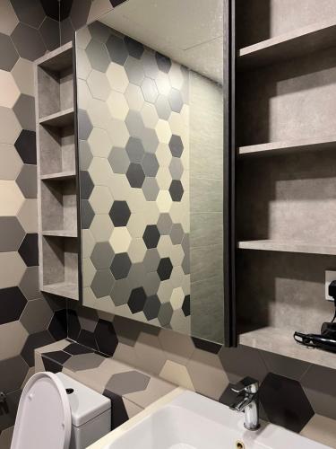 une salle de bain avec toilettes, lavabo et miroir dans l'établissement KLCC VIEW,5 mins to KL TOWER, à Kuala Lumpur
