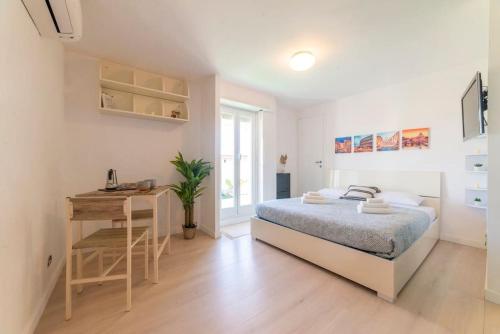 ein Schlafzimmer mit einem Bett und einem Schreibtisch. in der Unterkunft Appartamento con Incantevole Terrazza in Rom