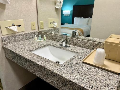 ein Bad mit einem Waschbecken in einem Hotelzimmer in der Unterkunft Quality Inn & Suites Near University in Waco