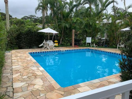 A piscina em ou perto de Casa em Riviera de São Lourenço Prática e Confortável, Reformada e Equipada!