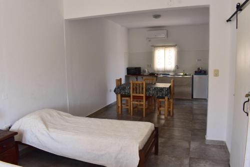 1 dormitorio con 1 cama, mesa y sillas en La Escala ll en Corrientes