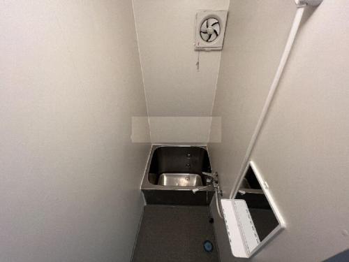 uma pequena casa de banho com um lavatório num quarto em AnNam Stay Osaka Airport em Toyonaka