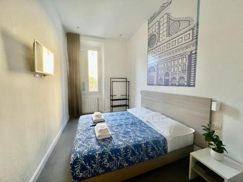佛羅倫斯的住宿－Sant Antonino First Floor Relais，一间卧室配有带毛巾的床