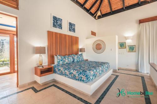 Schlafzimmer mit einem Bett und einem Fenster in der Unterkunft Full of life! Green Village w private pool 28A in Punta Cana
