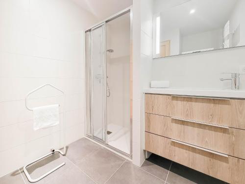 une salle de bain avec douche et lavabo dans l'établissement Le Savoy 2 - Pied des pistes - Centre, à Chamonix-Mont-Blanc