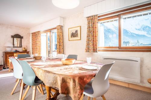 une salle à manger avec une table et des chaises dans l'établissement Le Savoy 2 - Pied des pistes - Centre, à Chamonix-Mont-Blanc
