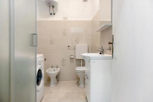 uma casa de banho branca com um WC e um lavatório em Casa Terrazzino Bianca em Levanto