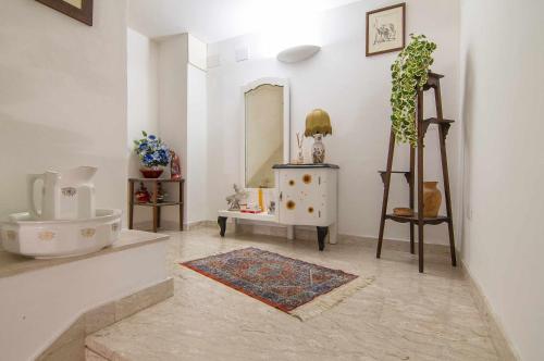 Cette chambre comprend une coiffeuse, un miroir et une table. dans l'établissement Dimora Montelago Apartment Roby, à SantʼAmbrogio di Valpolicella