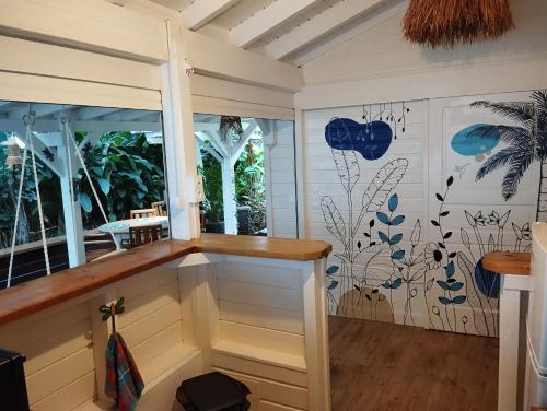 Zimmer mit einer Theke und einem Fenster in der Unterkunft Blue Kaz Caraïb in Pointe-Noire
