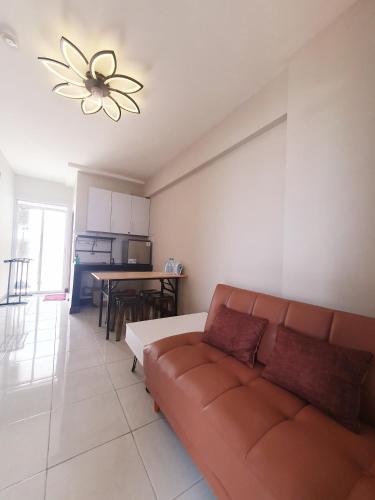 een woonkamer met een bank en een tafel bij Sunda Kelapa View PSV Belize in Jakarta