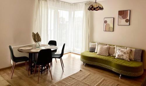 Зона вітальні в Oldtown Retro Apartment by Marina with balcony for 6 people