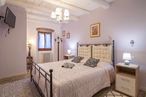 1 dormitorio con 1 cama con 2 almohadas en Dimora Montelago Apartment Gino, en SantʼAmbrogio di Valpolicella