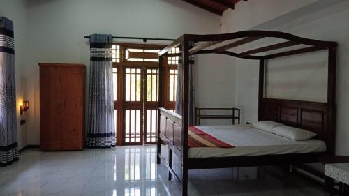 Двухъярусная кровать или двухъярусные кровати в номере Ileesha Guest & Villa