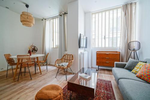 un salon avec un canapé et une table dans l'établissement Parisuites Central Canal Saint Martin Design & Luxe & Cosy, à Paris