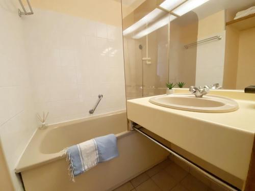 Et badeværelse på BLEUE OCEANE - Studio, Piscine commune - U65