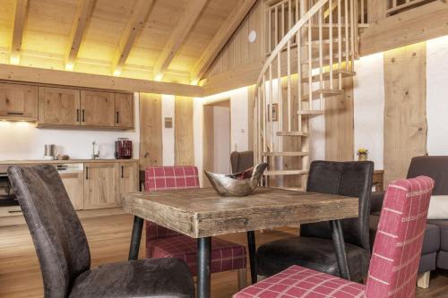 a kitchen and dining room with a table and chairs at Bayern Chalets bei Salzburg und Berchtesgaden mit Whirlpool und Sauna in Ainring