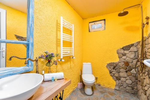 Kylpyhuone majoituspaikassa Melaanian Vintage - Guest House, Ecotourism Complex