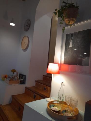 um quarto com uma mesa com um candeeiro e um espelho em Olive -Casa da Boavista em Alegrete