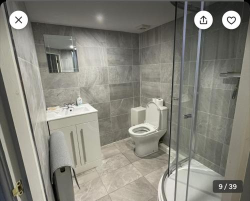 y baño con aseo y ducha acristalada. en 1 Hatton house 2 bedroom 2 bathroom spacious basement flat, en Newark-on-Trent