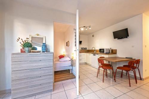 une cuisine et une salle à manger avec une table et des chaises dans l'établissement Appartement 4 pers 50m de la plage, à Plougonvelin