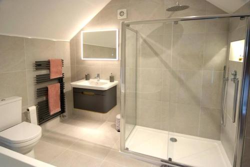 A bathroom at Beautiful barn conversion with easy access to York