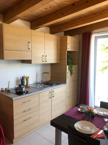 Kuchyň nebo kuchyňský kout v ubytování BE HOME Fiera