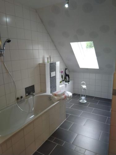 a bathroom with a bath tub and a window at Ferienwohnung Liane in Federow