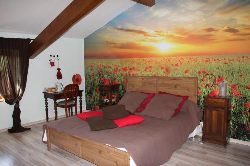 um quarto com uma cama com um campo de flores em Chambre d'Hôtes Le Moulin d'Encor em Seysses-Savès