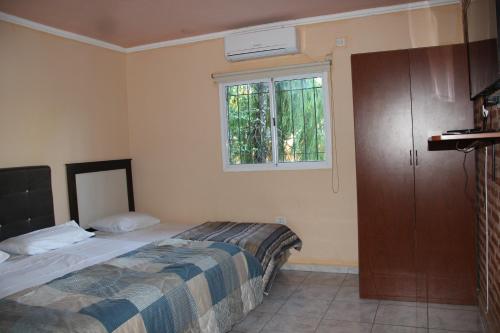 een slaapkamer met een bed en een raam bij CV Apart in Resistencia