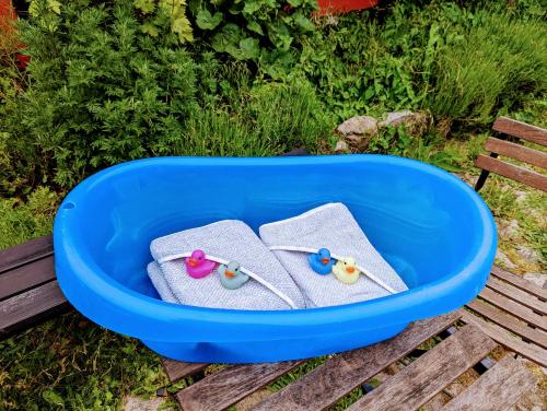 two towels in a blue tub on a bench at Pensionat Næsgaarden in Allinge