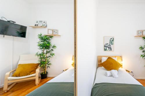 Ένα ή περισσότερα κρεβάτια σε δωμάτιο στο April Square Guesthouse by Lisbon with Sintra - shared bathrooms