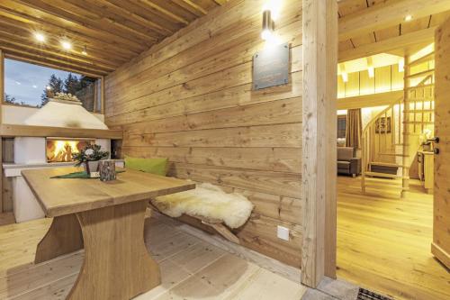 a room with a wooden wall with a table at Bayern Chalets bei Salzburg und Berchtesgaden mit Whirlpool und Sauna in Ainring