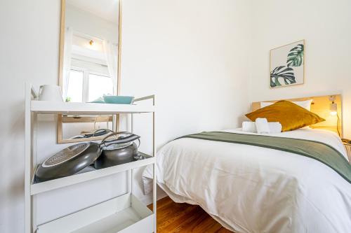 Ένα ή περισσότερα κρεβάτια σε δωμάτιο στο April Square Guesthouse by Lisbon with Sintra - shared bathrooms