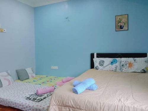 una camera da letto con un letto con luci blu di Homestay Bukit Katil Melaka a Malacca