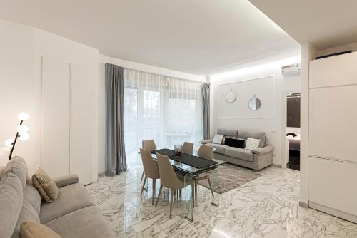 ローマにあるCasa Malupa Luxury Apartmentsの白いリビングルーム(テーブル、ソファ付)