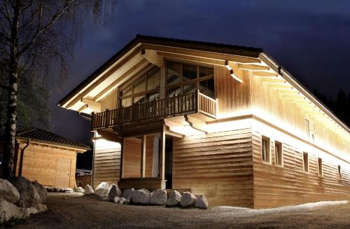 a house with a balcony on the side of it at Bayern Chalets bei Salzburg und Berchtesgaden mit Whirlpool und Sauna in Ainring